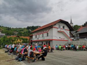 22. Malica pri gasilskem domu v Hmeljčiču.